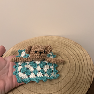 Horgolt alvós maci - játék & sport - plüssállat & játékfigura - cica - Meska.hu