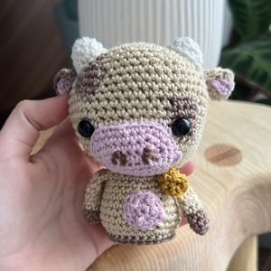 Horgolt tehénfejő kisasszony - játék & sport - plüssállat & játékfigura - ember - Meska.hu