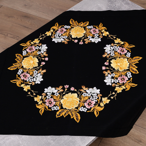 Virágmintás fekete terítő DIY hímzőkészlet, 80 x 80 cm - diy (csináld magad) - egységcsomag - Meska.hu
