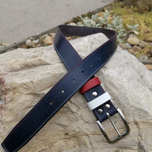 Tengerészkék rozsdamentes acél csatos bőr öv, színes varrással.  - Meska.hu