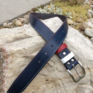 Tengerészkék rozsdamentes acél csatos bőr öv, színes varrással.  - ruha & divat - öv & övcsat - öv - Meska.hu