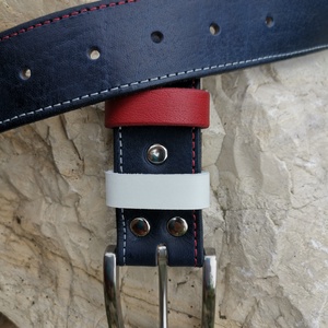 Tengerészkék rozsdamentes acél csatos bőr öv, színes varrással.  - ruha & divat - öv & övcsat - öv - Meska.hu