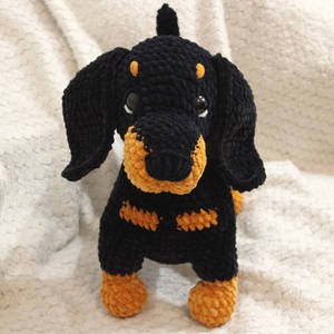 Egyedi horgolt tacskó plüss, választható színekből - játék & sport - plüssállat & játékfigura - kutya - Meska.hu