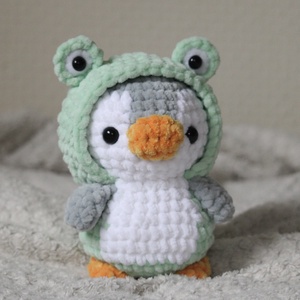 Horgolt pingvin plüss, béka jelmezben, Játék & Sport, Plüssállat & Játékfigura, Más figura, Horgolás, Varrás, MESKA