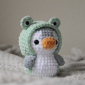 Horgolt pingvin plüss, béka jelmezben - játék & sport - plüssállat & játékfigura - más figura - Meska.hu