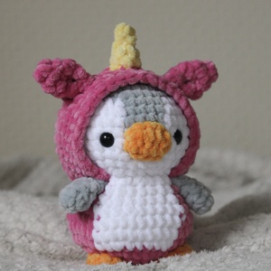 Horgolt pingvin plüss, egyszarvú jelmezben, Játék & Sport, Plüssállat & Játékfigura, Más figura, Horgolás, Varrás, MESKA