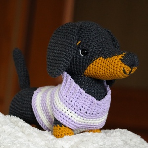 Horgolt tacskó plüss - játék & sport - plüssállat & játékfigura - kutya - Meska.hu