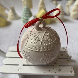 Kézműves gyertya karácsonyi gömbtégelyben  fa kanóccal - karácsony - karácsonyi lakásdekoráció - karácsonyi illatgyertya, mécses - Meska.hu