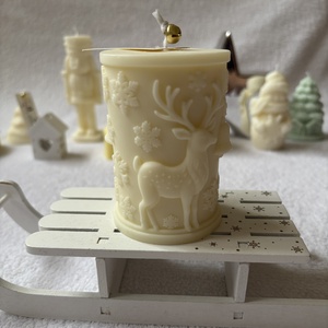 Téli szarvas  kézműves gyertya dombornyomott mintával, Karácsony, Karácsonyi lakásdekoráció, Karácsonyi illatgyertya, mécses, Gyertya-, mécseskészítés, MESKA