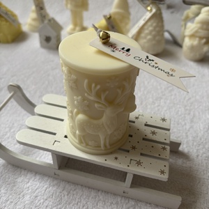 Téli szarvas  kézműves gyertya dombornyomott mintával - karácsony - karácsonyi lakásdekoráció - karácsonyi illatgyertya, mécses - Meska.hu