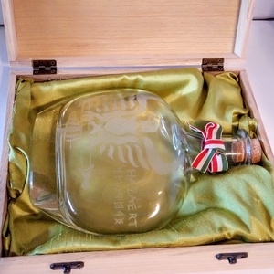 Turul madaras italos üveg díszdobozban - otthon & életmód - dekoráció - asztal és polc dekoráció - díszüveg - Meska.hu Turul madaras italos üveg díszdobozban - otthon & életmód - dekoráció - asztal és polc dekoráció - díszüveg - Meska.hu