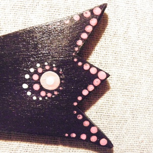 Ibolya, pontozott madár - Egyedi, naiv stílusú festett fa - Akár ablakba madárriasztó matrica helyett - művészet - más művészeti ág - Meska.hu