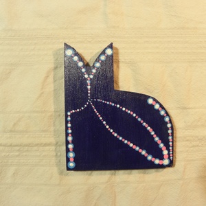 Kék, lila cica figura - Egyedi, naiv stílusú festett fa  - művészet - más művészeti ág - Meska.hu