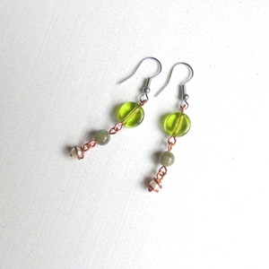 Zöldek  - ásvány, üveg fülbevaló, Ékszer, Fülbevaló, Lógós kerek fülbevaló, Ékszerkészítés, Fémmegmunkálás, MESKA