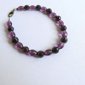 Lila és sötétvörös karkötő - Meska.hu