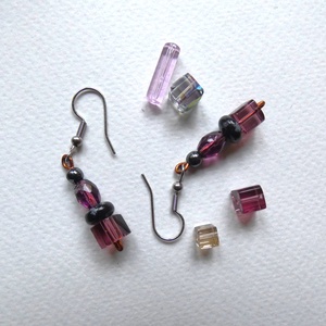 Lilák - réz fülbevaló üveggyöngyökkel, Ékszer, Fülbevaló, Lógó fülbevaló, Ékszerkészítés, Fémmegmunkálás, MESKA