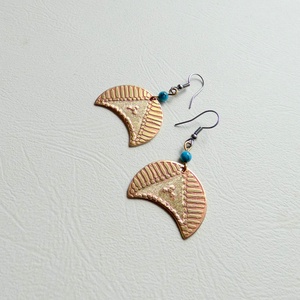 Keleti kaland sárgaréz maratott fülbevaló - Meska.hu