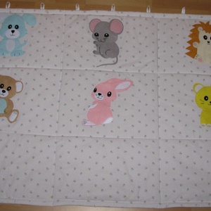 Baba falvédő  - virágos alapon állatfigurákkal (kutya, cica, süni, nyuszi, maci, egérke) -  - Meska.hu