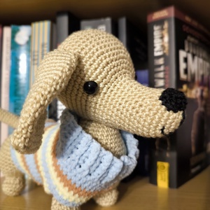 Barna tacskó_kiskutya_Amigurumi figura, Játék & Sport, Plüssállat & Játékfigura, Kutya, Horgolás, MESKA