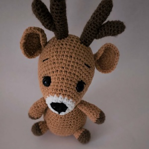 Szarvas_Amigurumi figura, alvóka - Meska.hu