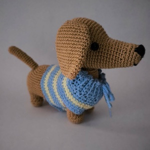 Barna tacskó_kiskutya_sötétebb_Amigurumi figura - játék & sport - plüssállat & játékfigura - kutya - Meska.hu