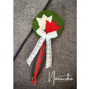 Gyapjúfilc kokárda - tulipános kerek - ékszer - kitűző és bross - Meska.hu