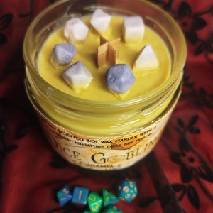 [Karamella] - DiceGoblin szójaviasz illatgyertya ajándék kockával, Otthon & Életmód, Gyertya, illat, aroma, Gyertya, Gyertya-, mécseskészítés, MESKA