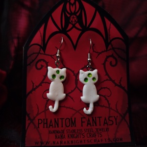 Fehér Démoncica fülbevalók - ékszer - fülbevaló - lógó fülbevaló - Meska.hu