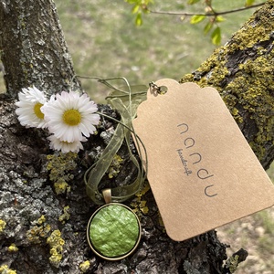 Olívazöld medálos nyaklánc - ékszer - nyaklánc - medálos nyaklánc - Meska.hu