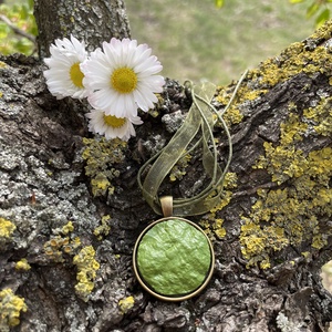 Olívazöld medálos nyaklánc - ékszer - nyaklánc - medálos nyaklánc - Meska.hu