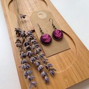Ciklámen levélmintás lógós fülbevaló - ékszer - fülbevaló - lógó fülbevaló - Meska.hu