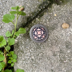 Deco - antikolt ezüstszínű kitűző  - ékszer - kitűző és bross - Meska.hu