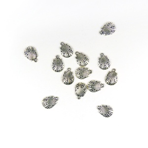 Kagyló ékszerdísz, fityegő, charm 13x18mm (4db) - kellékek & szerszámok - gyöngyfűzés kellékek - fém köztesek - Meska.hu