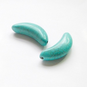 Howlite gyöngy, banán alakú 48mm - világos türkizkék (2db) - kellékek & szerszámok - gyöngyfűzés kellékek - féldrágakő - Meska.hu