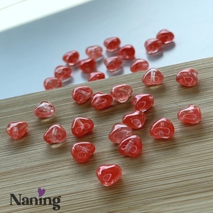 Cseh üveggyöngy - preciosa - szivecske - átlátszó korallszín - 20db - kellékek & szerszámok - gyöngyfűzés kellékek - egyéb alkatrész - Meska.hu