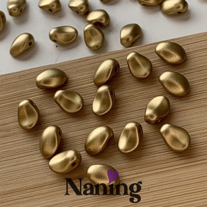 Cseh üvegszirom � préselt üveggyöngy � 8mm � matt arany - 20db, Kellékek & szerszámok, Gyöngyfűzés kellékek, Egyéb alkatrész, , MESKA