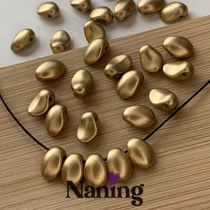 Cseh üvegszirom � préselt üveggyöngy � 8mm � matt arany - 20db - kellékek & szerszámok - gyöngyfűzés kellékek - egyéb alkatrész - Meska.hu