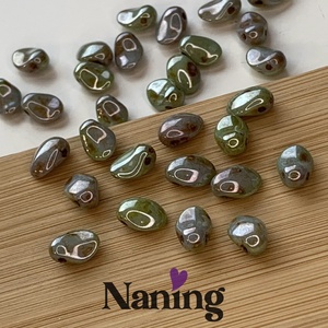 Cseh üvegszirom � préselt üveggyöngy � 8mm � fényes, világoszöld márványos - 20db, Kellékek & szerszámok, Gyöngyfűzés kellékek, Egyéb alkatrész, , MESKA