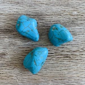 Howlite(türkinit) rög - kék színű - fúrt kő - 16-20mm - 3db - Meska.hu