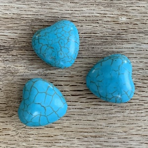 Howlite(türkinit) szív - kék színű - fúrt szív - 17-18mm - 3db - Meska.hu