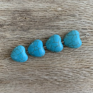 Howlite(türkinit) szív - 4db - kék színű - fúrt szív - 9-13mm  - otthon & életmód - dekoráció - spiritualitás - ásványok - Meska.hu