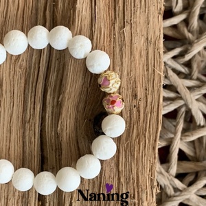 Fehér lávakő/rekeszzománc gyöngy - gumis karkötő - ékszer - karkötő - ásványkarkötő - Meska.hu