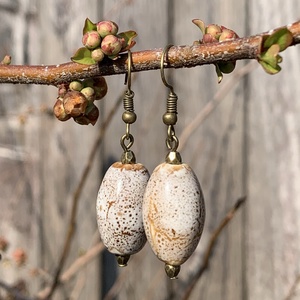Kerámia fülbevaló - tejeskávészín - hosszúkás, Ékszer, Fülbevaló, Lógó fülbevaló, Ékszerkészítés, MESKA