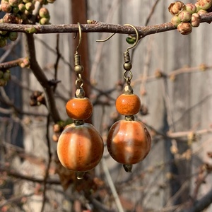 Kerámia fülbevaló - narancs - csíkos/dupla gyöngyös - gyöngykupakos - ékszer - fülbevaló - lógó fülbevaló - Meska.hu