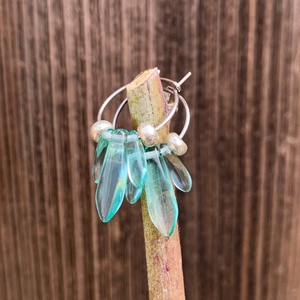 Sziromgyöngy fülbevaló - cseh üveggyöngyből - rozsdamentes acél karikán - ékszer - fülbevaló - karika fülbevaló - Meska.hu