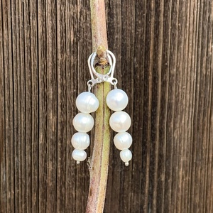 Édesvízi tenyésztett gyöngy, lógós fülbevaló - orvosi fém, francia kapcsos, fülbevaló alapon - ékszer - fülbevaló - lógó fülbevaló - Meska.hu