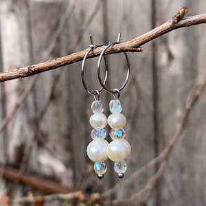 Édesvízi tenyésztett gyöngy - preciosa üveggyöngy, lógós fülbevaló - orvosi fém karika, fülbevaló alapon - ékszer - fülbevaló - lógó fülbevaló - Meska.hu