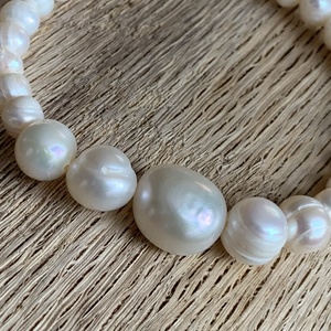 Édesvízi tenyésztett gyöngy karkötő - törtfehér  - ékszer - karkötő - gyöngyös karkötő - Meska.hu