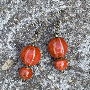 Kerámia fülbevaló -piros  - ékszer - fülbevaló - lógó fülbevaló - Meska.hu