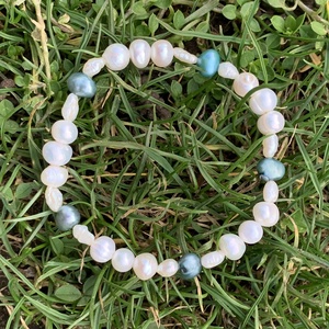 Édesvízi tenyésztett gyöngy karkötő - törtfehér/türkizkék, Ékszer, Karkötő, Gyöngyös karkötő, Ékszerkészítés, Gyöngyfűzés, gyöngyhímzés, MESKA